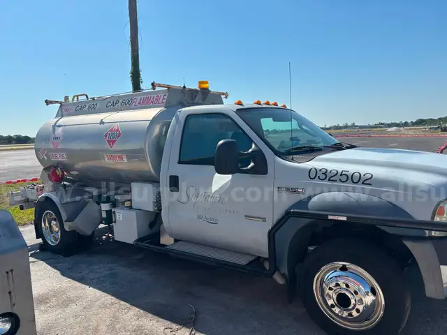 2006 Ford F550 Super Duty 600/600 Gallon Split Unleaded/Diesel Refueler Truck