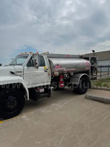 1987 Ford F-700 Avgas Refueler Truck