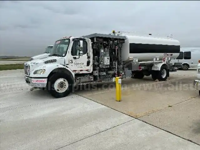 2006 Freightliner M2 Aircraft 5000 Gallon Jet A Refueler