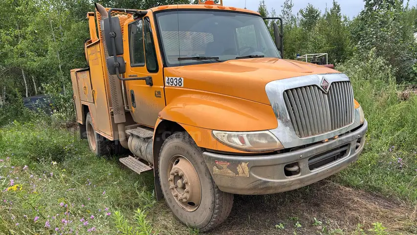International 4300 SBA 4x2 Utility Truck