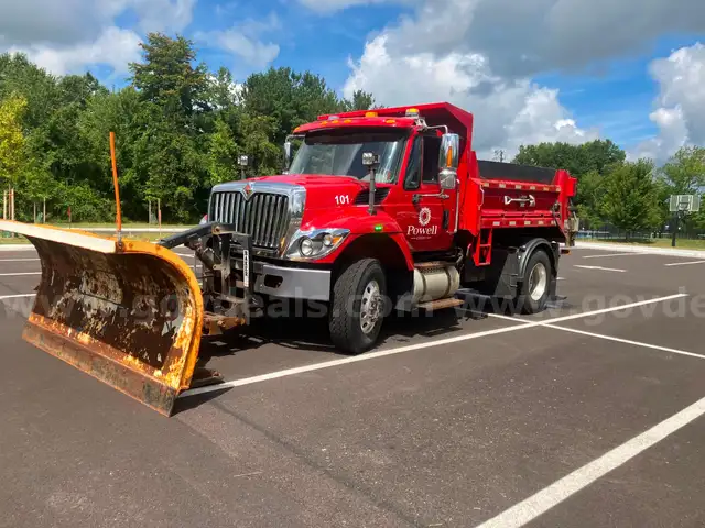 2013 International 7400 with Snowplow and Salt Spreader