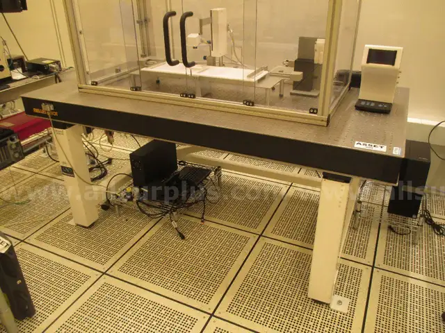 Melles Griot / Newport Vibration Isolation Table