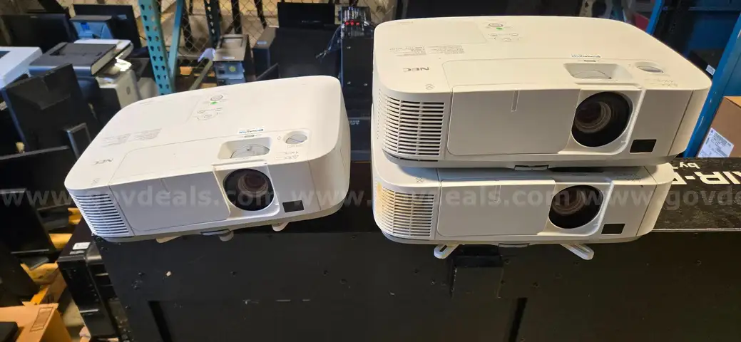 1 Lot of NEC projectors