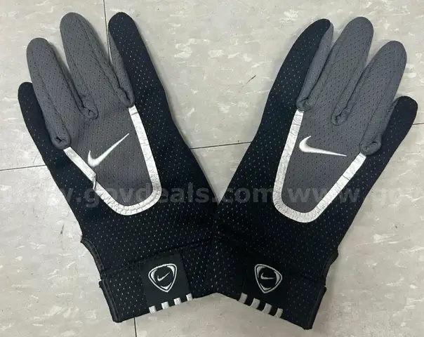 8 Pairs of Nike gloves