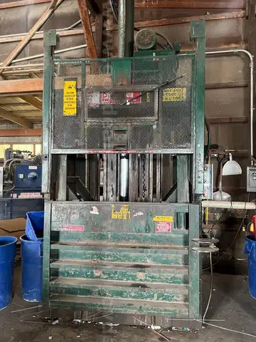 Piqua Vertical baler