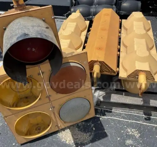 Lot # T-09 Vehicular Signal heads.