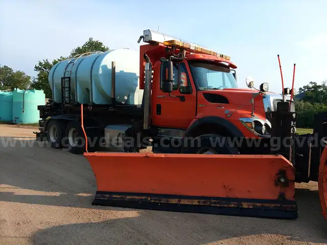 International 7500 Truck, V Box Spreader w/Augers, 2500-Gal. Tank, 12-Foot Plow, 10-foot Wing Plow - JiB Function Frozen