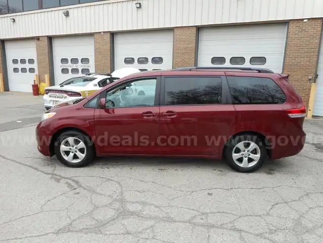 2014 Toyota Sienna LE 4-door Minivan w/Rusty brakes