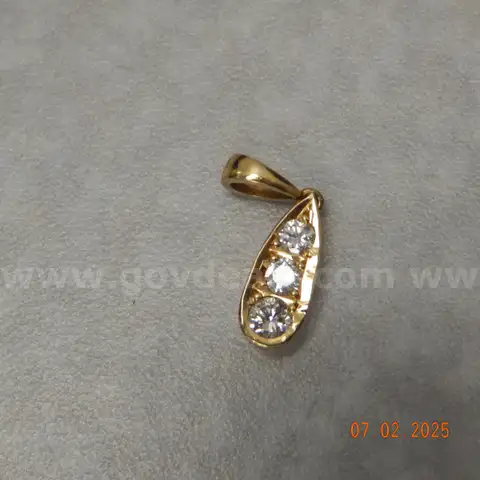 Pendant w/ 3 round cut Diamonds