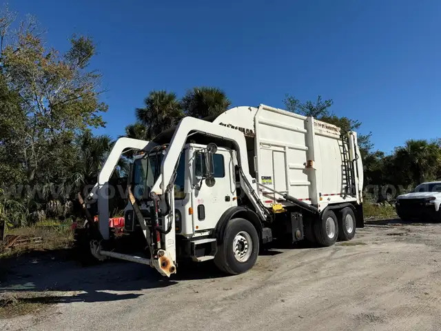 2016 Mack MRU613 Front Loader Garbage Truck