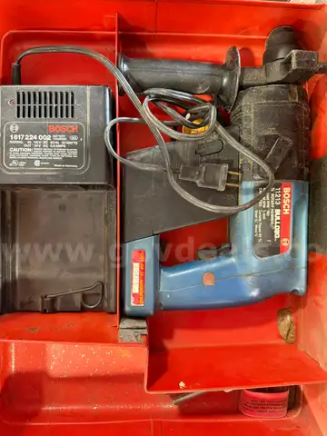 Bosch 11213 Bulldog Rotary Hammer Drill (with Case &#x26; Charger)
