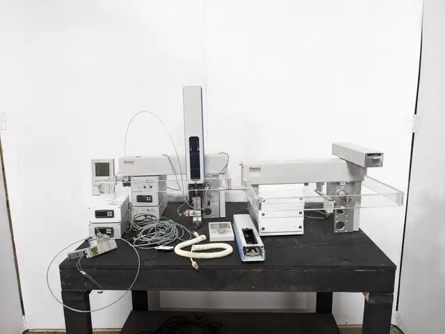 Thermo Scientific TMO AutoSampler MXY013-03A with parts