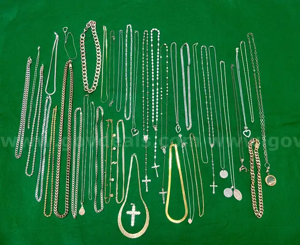 VARIOUS PIECES OF JEWELRY