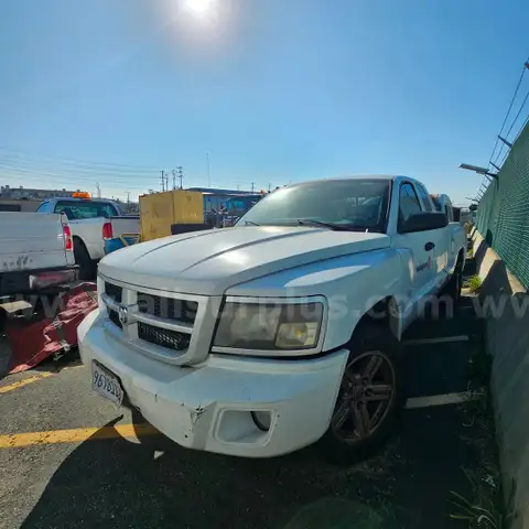 2011 DODGE DAKOTA PICK-UP TRUCK