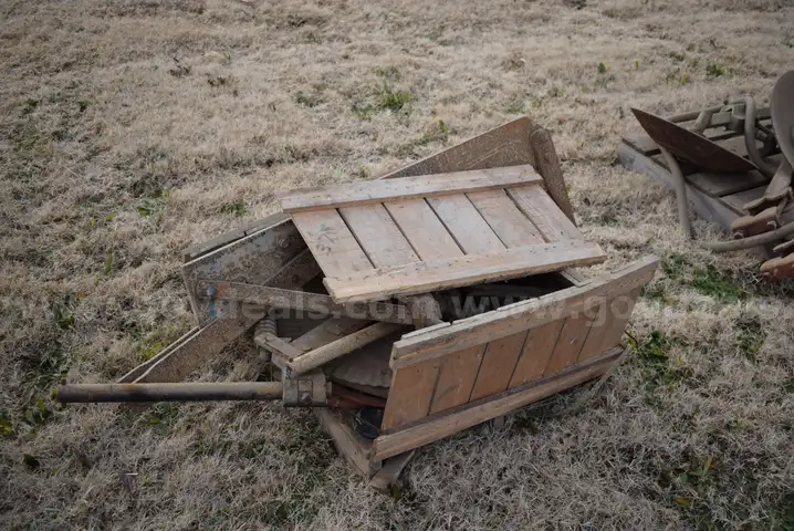 LOT# 1: Tractor Attachments & Toolbar Accessories
