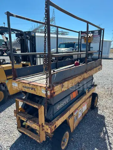 2 GROVE MANLIFTS