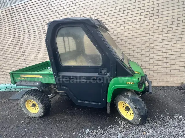 JOHN DEERE GATOR XUV (4 X 4)