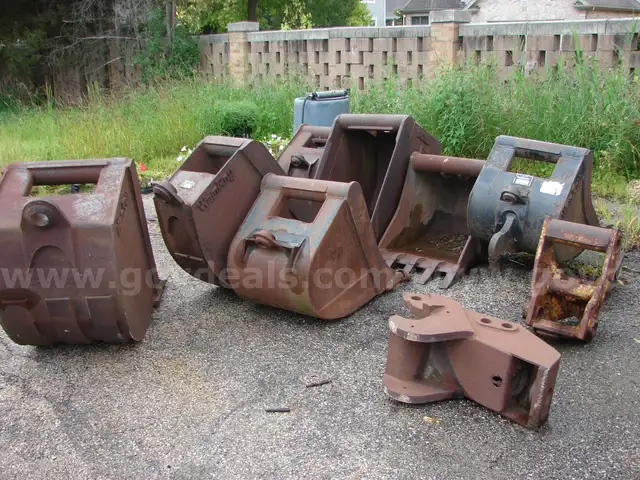 1 lot of miscellaneous buckets and attachments