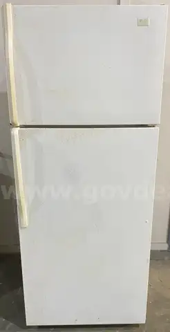 TOP-FREEZER REFRIGERATOR