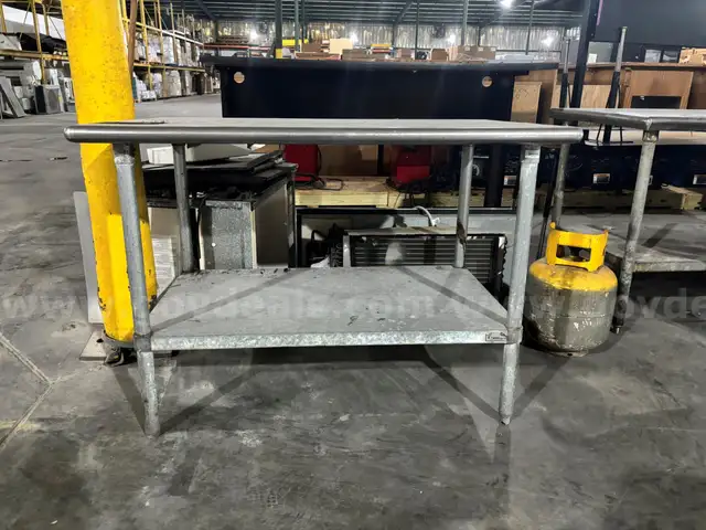 STAINLESS STEEL PREP TABLE