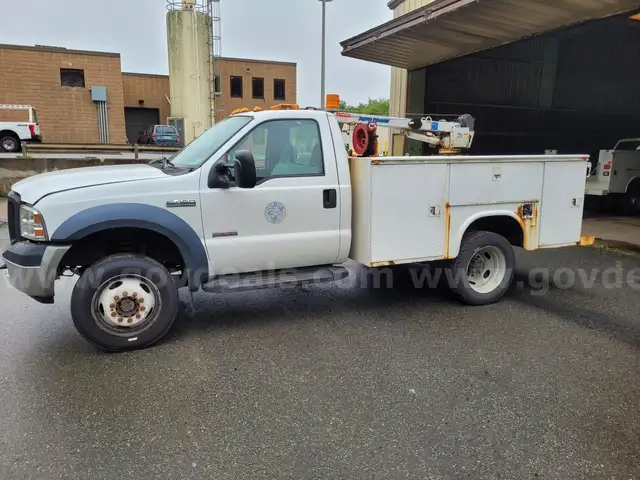 2007 Ford F-450 SD Utility Body with Crane