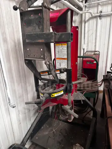 AUTO MECHANIC AND TIRE SHOP CLOSE OUT