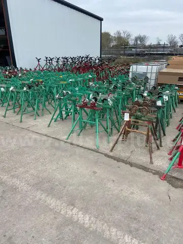 (40) approx. pieces industrial pipe jacks and stands
