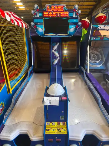 LANE MASTER by UNIS SPORTS 2 PLAYER BOWLING ARCADE GAME