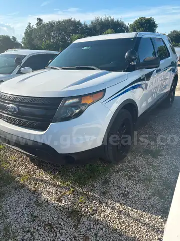 2015 White Ford Explorer