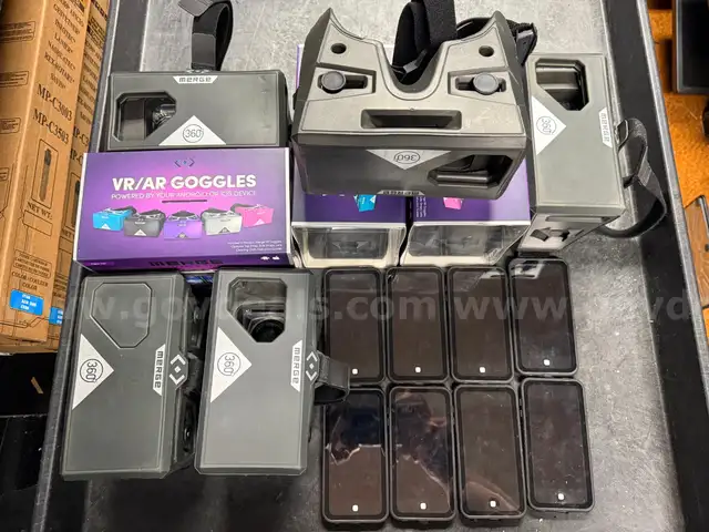 8 Apple iPods wtih VR Glasses