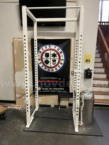 Lot 10 Squat/Pull Up Rack