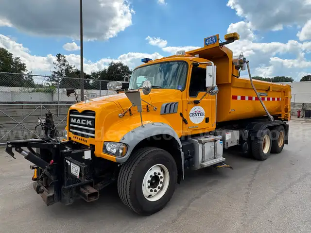 2012 Mack Granite GU713 Tandem Axle Truck w/ Snow Removal Equipment ** LOW MILES + LOW HOURS **