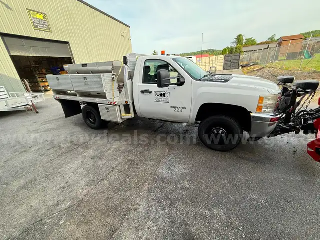2011 Chevy 3500 4x4 Western Plow Striker Salt Bin