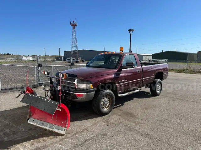 2001 Dodge Ram 2500 w/ Boss Plow