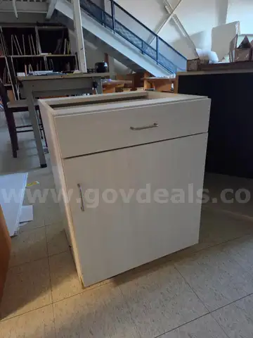 Cabinet  24&#x22;x24&#x22;x32&#x22; - Great condition