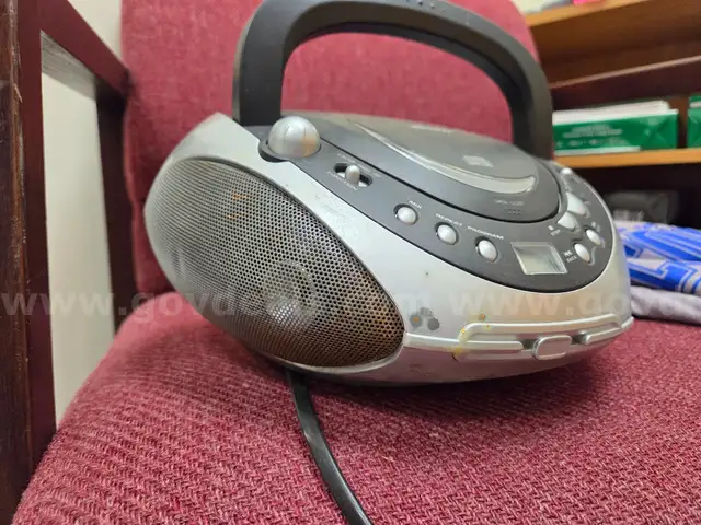 Memorex CD-AM/FM Radio (works)