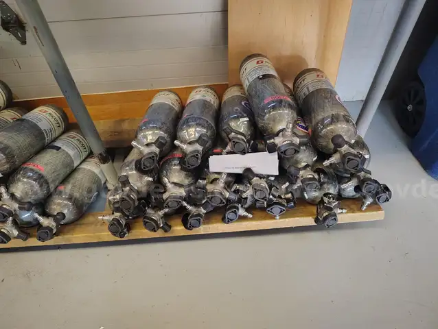 Lot 10 18-Scott 4500psi 30 min SCBA Bottles. Fair Condition - Start Bid $25.00 - Fire Dept. 419-352-3651 552 E. Court St
