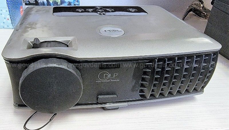 Dell buy DLP 2400MP Projector With A Case In Working Condition