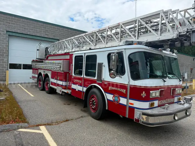 1988 E-One 110&#x27; stratosphere rear mount ladder truck