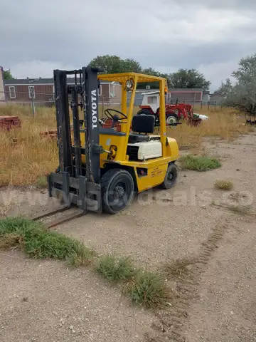 Toyota 25 Series Forklift &#x2013; 5,000 lb Capacity, Gas, Runs