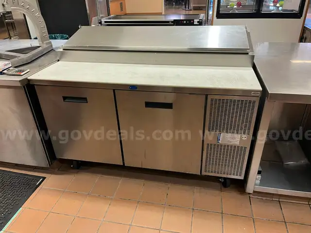 Salad/sandwich prep station