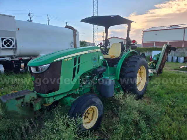 2013 John Deere 5100M with Batwing