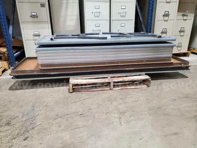 Plastic / Metal / Wood Tables