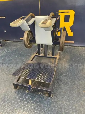 Squat Machine with 4 (four) 45lb plates