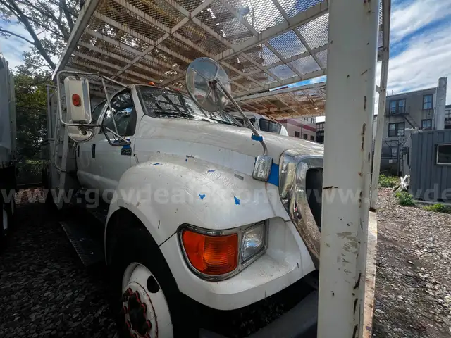 2011 Ford F-750 Clip Truck (INF037)