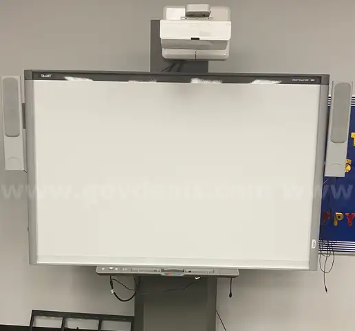 SmartBoard 885 with Projector
