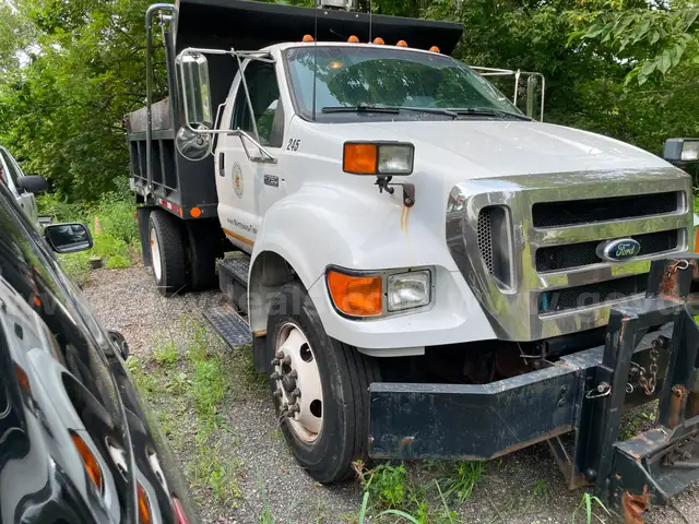 2005 Ford F-750 Dump Truck