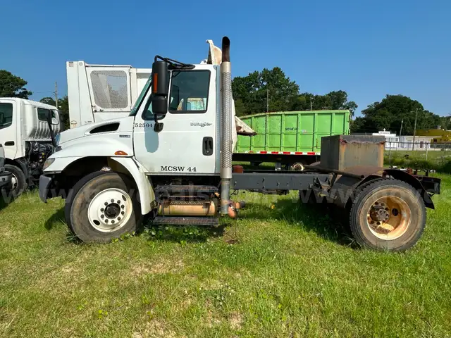 WHITE 2011 INTERNATIONAL DURASTAR SHUTTLE TRUCK 4300