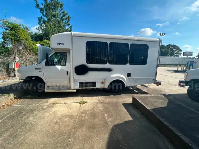WHITE 2015 FORD ECONOLINE BUS