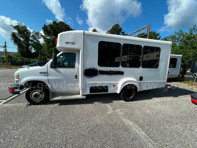 WHITE 2015 FORD ECONOLINE BUS